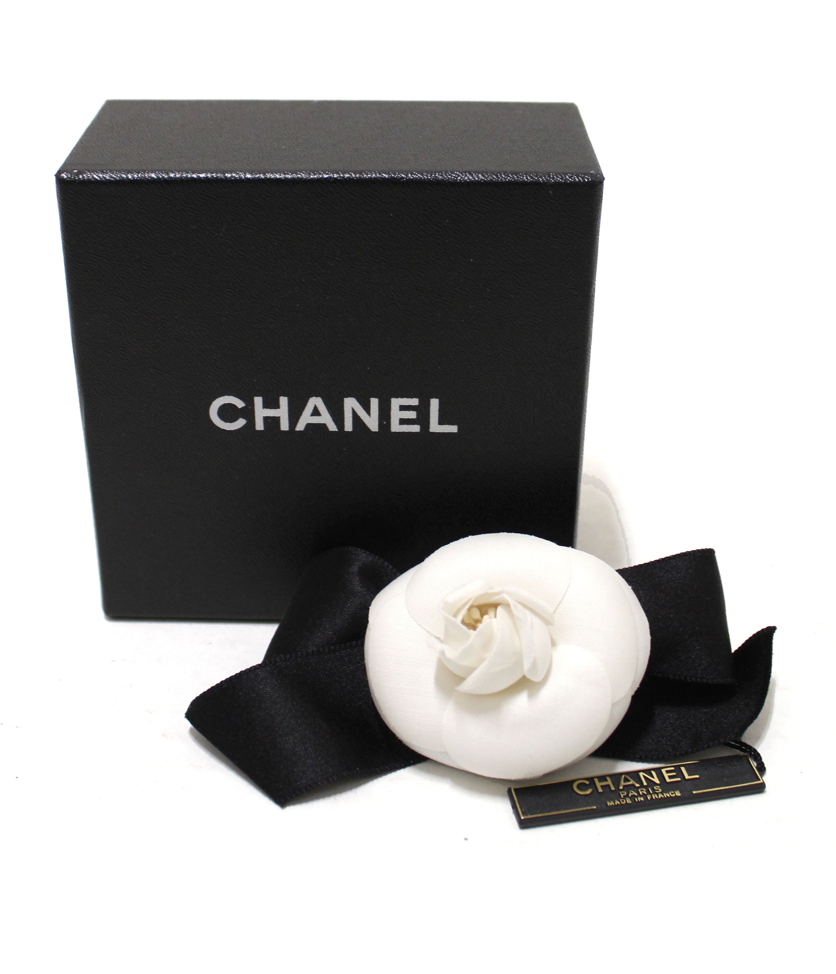 Chanel Camelia brooch White Cloth ref.25825  Камелия, Шанель, Аксессуары