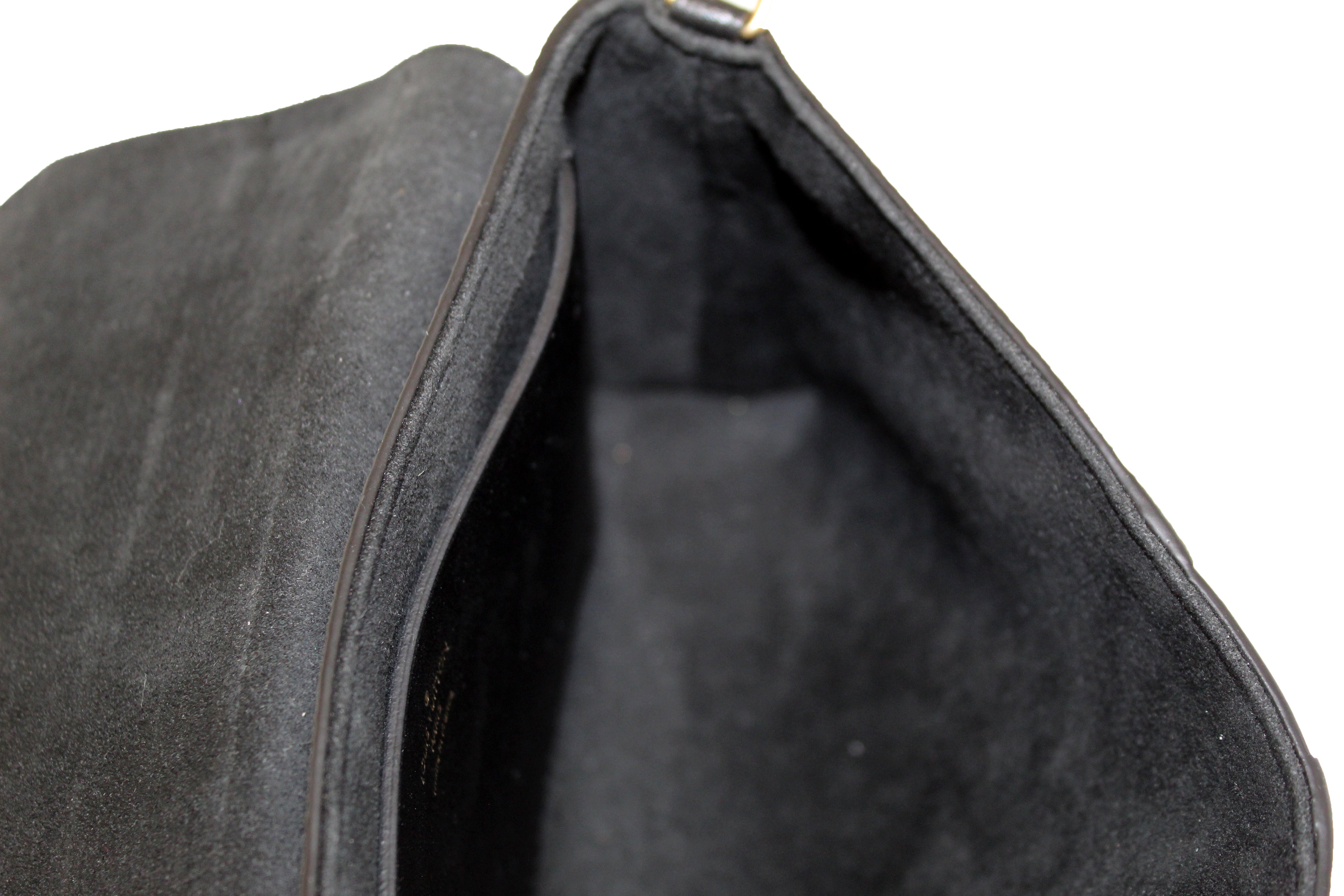 Leather handbag Louis Vuitton Black in Leather - 25699317